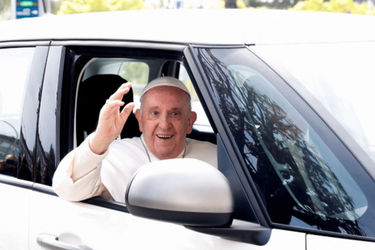 De la classe G électrique à la Fiat 500L : Les voitures insolites du Pape François !