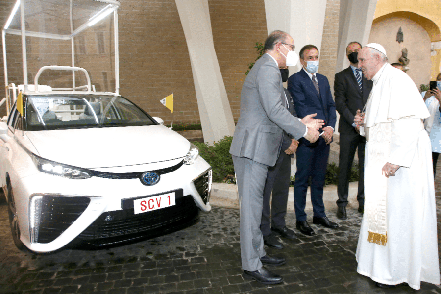 De la classe G électrique à la Fiat 500L : Les voitures insolites du Pape François !