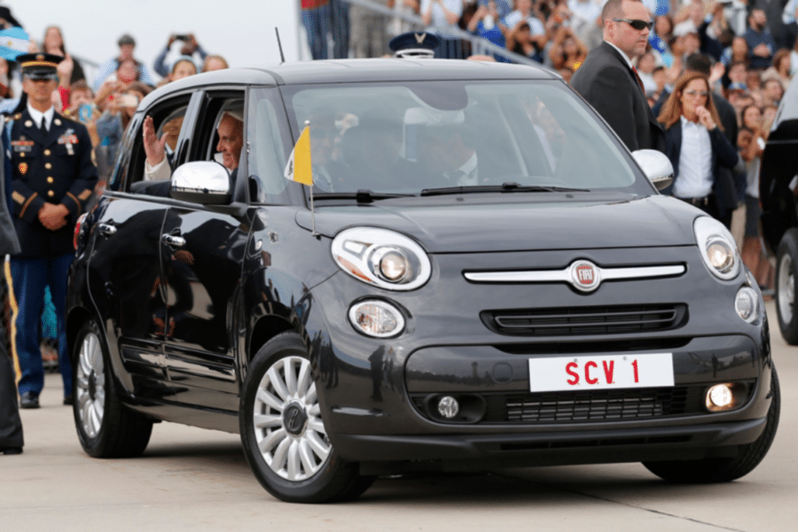 De la classe G électrique à la Fiat 500L : Les voitures insolites du Pape François !