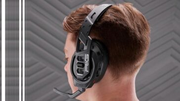 Photo du casque gaming Nacon RIG 900 Max HX porté par un jeune homme.