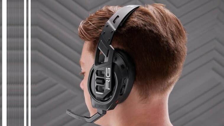 Photo du casque gaming Nacon RIG 900 Max HX porté par un jeune homme.