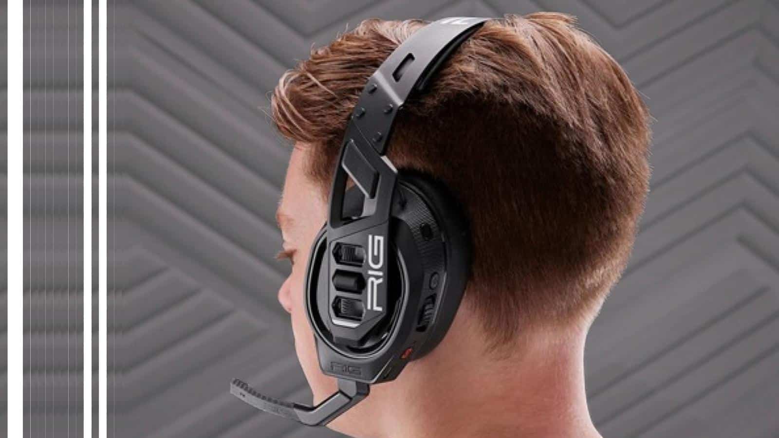 Photo du casque gaming Nacon RIG 900 Max HX porté par un jeune homme.