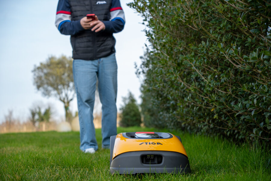 J’ai testé le robot tondeuse STIGA A500 : La tondeuse autonome qui veut simplifier votre jardin
