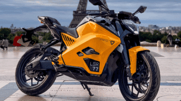 L'Ultraviolette F77 fait sensation à Paris : cette moto électrique indienne débarque en France !