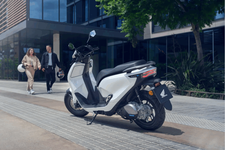 Découvrez le nouveau scooter électrique CUV e de Honda : votre compagnon idéal pour la ville !