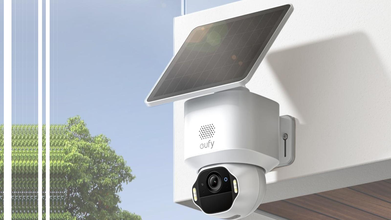 La caméra de surveillance Eufy SoloCam E42 avec son panneau solaire fixé sur un mur