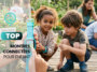 Enfants dans un jardin partagé regardant une montre connectée pour enfant affichant un appel vidéo.