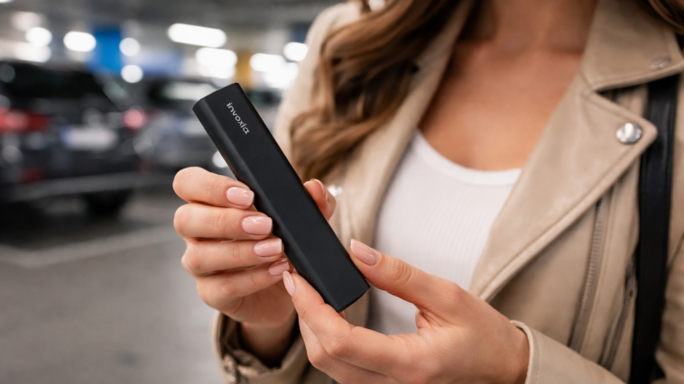 Photo du tracker GPS classic d'Invoxia dans les mains d'une jeune femme