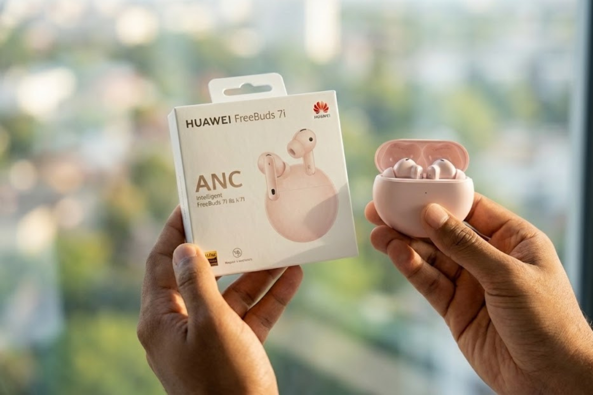 Huawei FreeBuds 7i en main avec sa boîte
