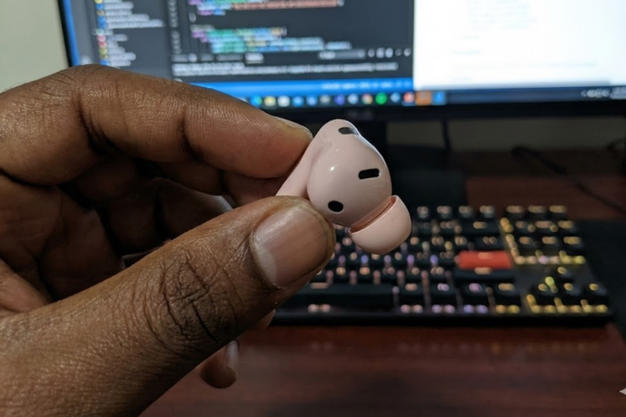 Tenir son écouteur FreeBuds 7i