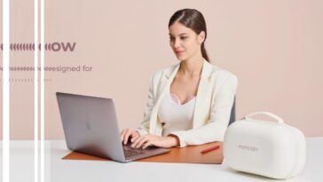 Une femme en train d'utiliser le tire-lait portable Momcozy M9 Mobile Flow