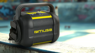 La radio de chantier Muse M-968 BTY posée sur une rembarde