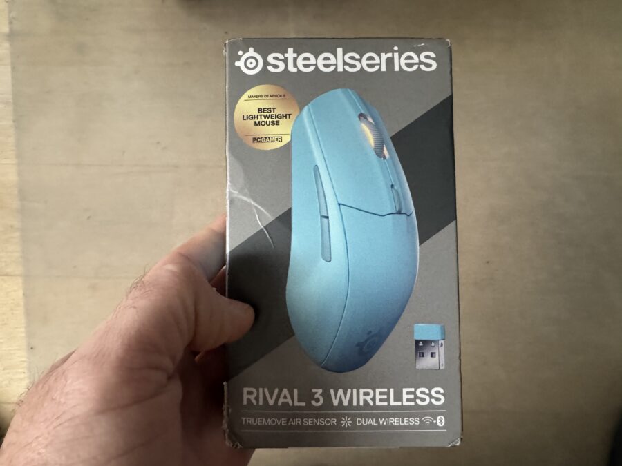 La souris SteelSeries Rival 3 Wireless dans sa boîte.
