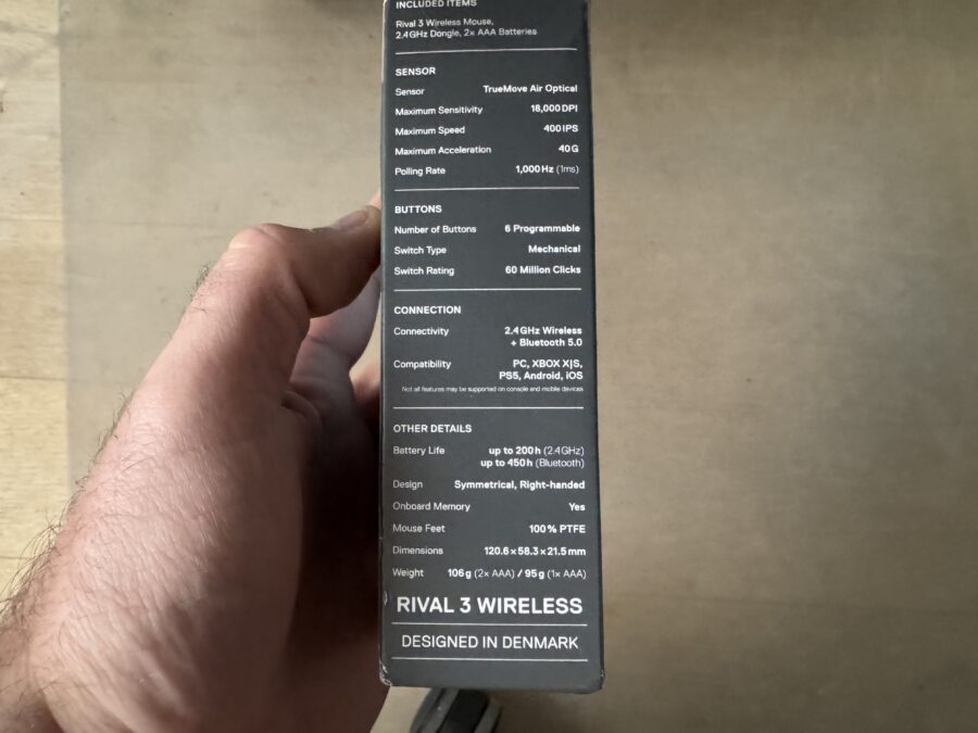 Informations techniques sur la tranche de la boîte de la SteelSeries Rival 3 Wireless