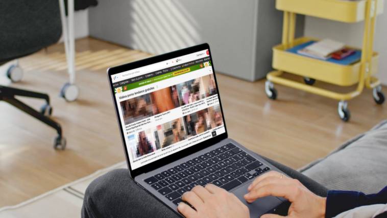 Un écran d'ordinateur affichant la page d'accueil de xHamster débloqué en France