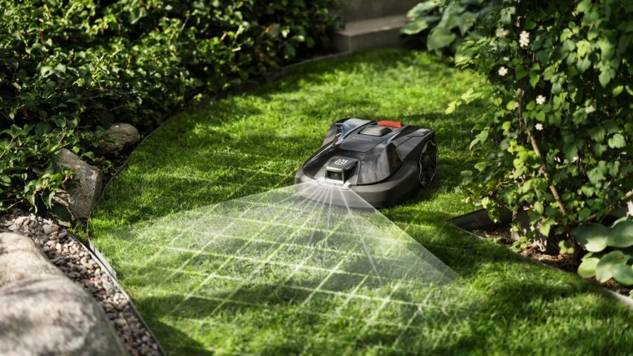 Le Husqvarna Aspire R6V navigue avec précision dans votre jardin.