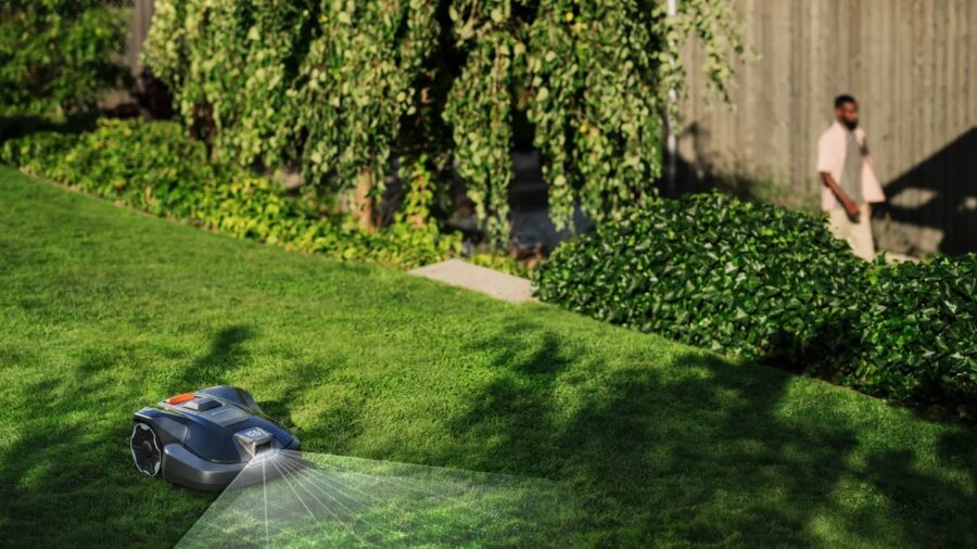 Le Husqvarna Aspire R6V en action dans un petit jardin.