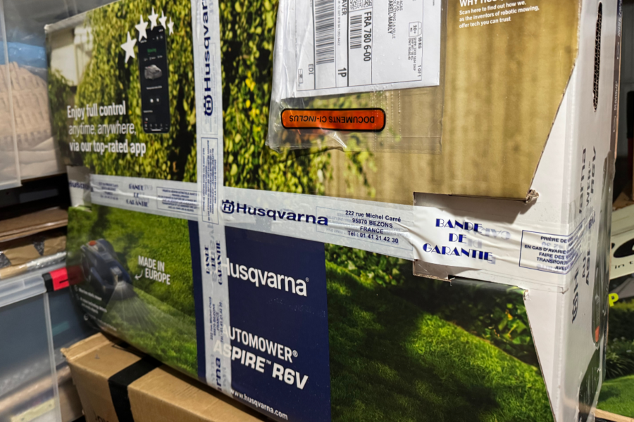 Carton du fameux robot tondeuse Husqvarna Aspire R6V