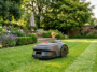 Le robot tondeuse MOVA ViAX 250 en action.