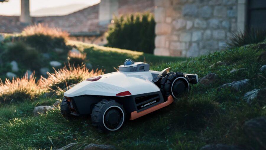 Le Mammotion LUBA 3 AWD en action sur un terrain difficile.