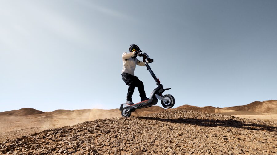 La NAVEE XT5 Ultra est une trottinette tout-terrain.