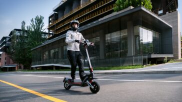 La trottinette électrique intelligente NAVEE XT5 Ultra utilisée dans un milieu urbain.