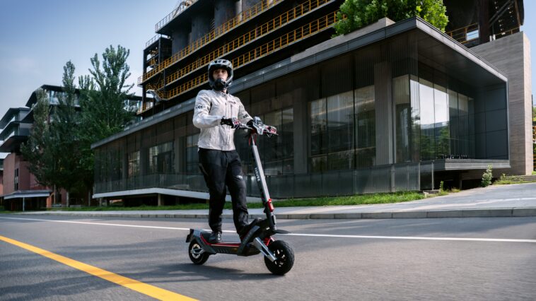 La trottinette électrique intelligente NAVEE XT5 Ultra utilisée dans un milieu urbain.