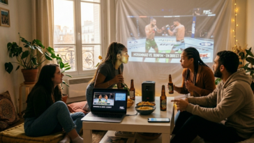 Groupe d'amis regardant un combat de MMA de l'UFC en direct sur RMC Sport avec un vidéoprojecteur dans un salon.