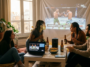 Groupe d'amis regardant un combat de MMA de l'UFC en direct sur RMC Sport avec un vidéoprojecteur dans un salon.