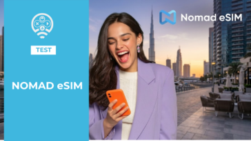 Femme heureuse utilisant Nomad eSIM à Dubaï pour rester connectée pendant son voyage.