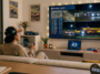 Personne suivant en direct les 24 Heures du Mans sur un grand écran de télévision avec les classements de la course.