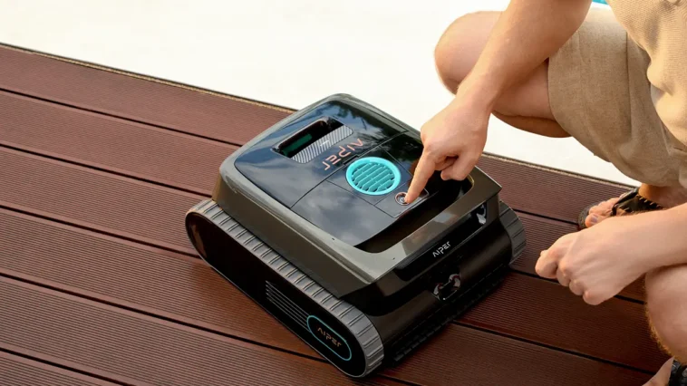 Un utilisateur appuie sur le bouton d'activation du robot de piscine Aiper Scuba V3.