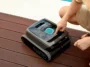 Un utilisateur appuie sur le bouton d'activation du robot de piscine Aiper Scuba V3.