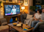 Couple regarde un match de football à la télévision dans un salon chaleureux.