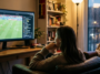 Personne regardant un match de football entre la Belgique et le Sénégal sur un grand écran dans un salon.