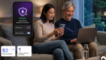 Un homme et une femme souriants naviguant en ligne sur un ordinateur portable et un smartphone, protégés par un système antivirus et anti-malware pro. Concept de sécurité numérique et de navigation privée à la maison