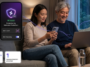 Un homme et une femme souriants naviguant en ligne sur un ordinateur portable et un smartphone, protégés par un système antivirus et anti-malware pro. Concept de sécurité numérique et de navigation privée à la maison