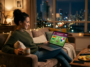 Femme sur son canapé regardant le match de football Ghana vs Panama sur son ordinateur portable.