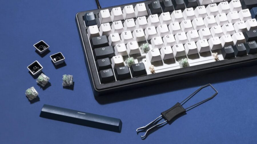 Switchs magnétiques interchangeables et touches retirés du KEYZ ELITE 400 HE pour montrer la fonction hot-swap.