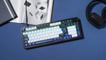 Clavier gamer magnétique KEYZ ELITE 400 HE avec rétroéclairage RGB activé, posé sur un bureau bleu.