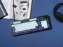 Clavier gamer magnétique KEYZ ELITE 400 HE avec rétroéclairage RGB activé, posé sur un bureau bleu.