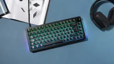 Vue de dessus du clavier gamer magnétique KEYZ ELITE 300 HE avec son rétroéclairage RGB actif sur un bureau.
