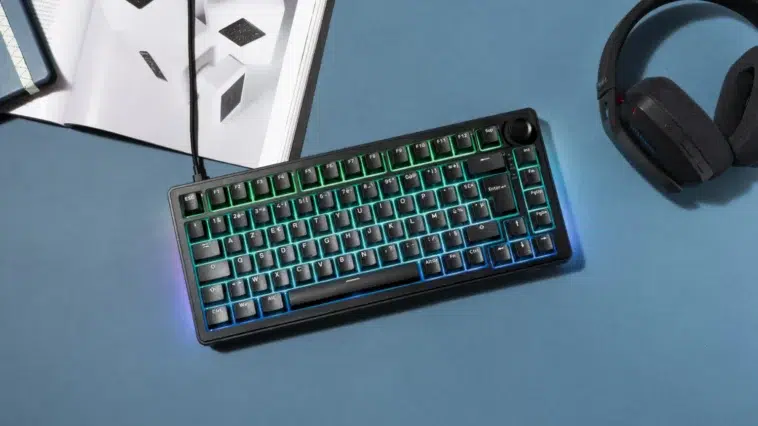 Vue de dessus du clavier gamer magnétique KEYZ ELITE 300 HE avec son rétroéclairage RGB actif sur un bureau.