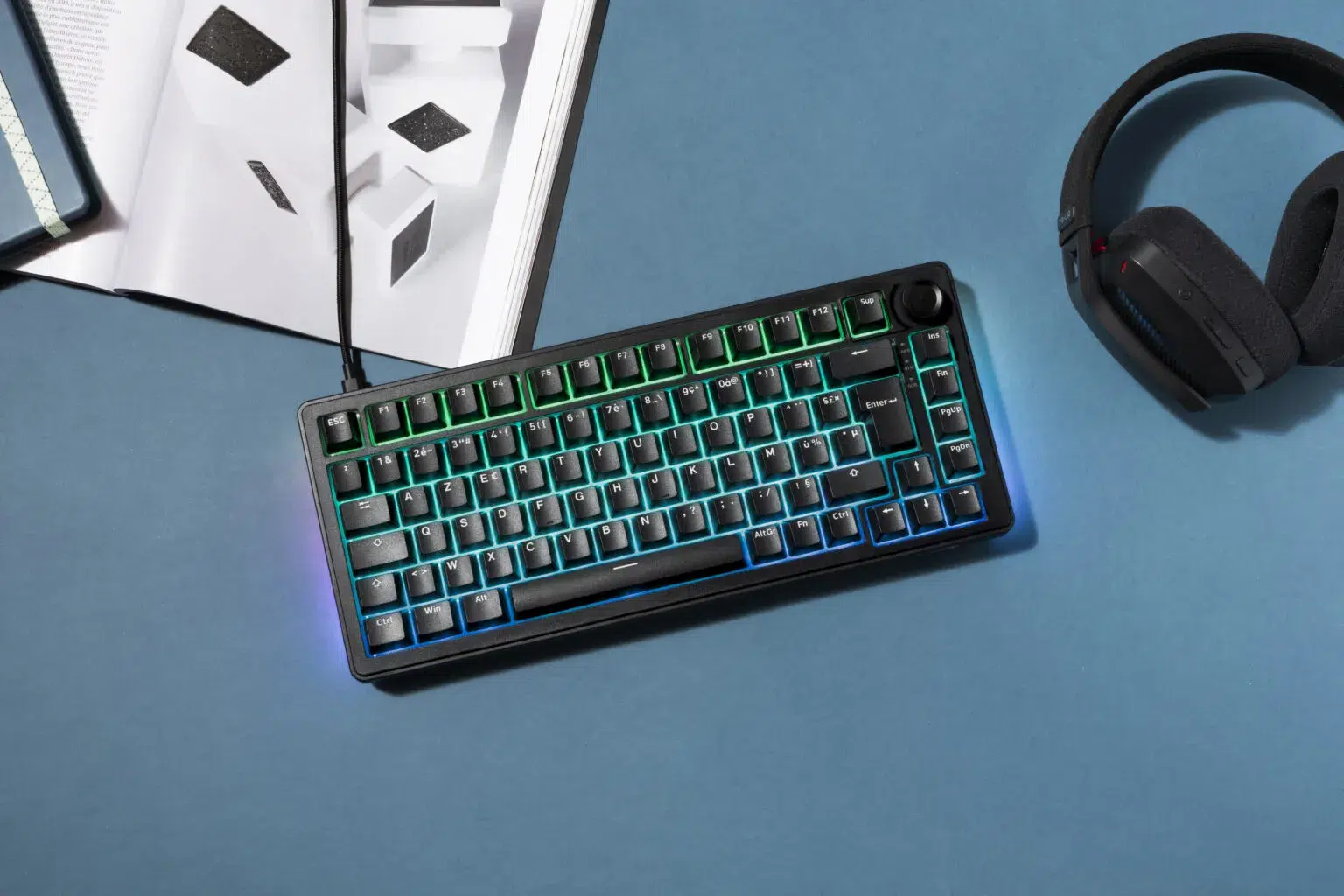 Vue de dessus du clavier gamer magnétique KEYZ ELITE 300 HE avec son rétroéclairage RGB actif sur un bureau.