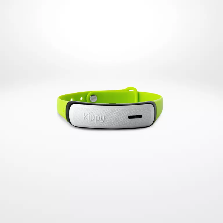 Collier GPS pour chat Kippy CAT v2 avec sangle verte.