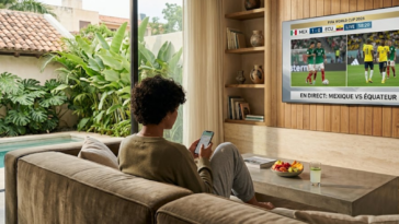 Personne regardant le match de football Mexique contre Équateur de la Coupe du Monde 2026 sur sa télévision depuis son salon