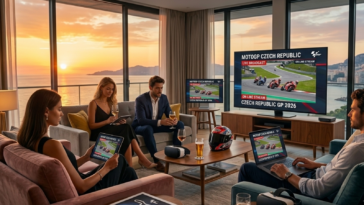 Groupe d'amis regardant le Grand Prix MotoGP de République tchèque 2026 sur grand écran dans un salon luxueux
