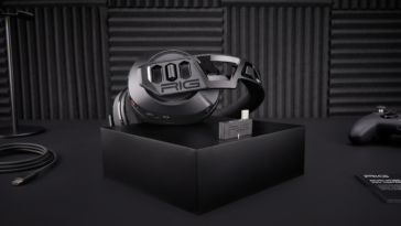 Détail du casque Nacon RIG 600 PRO HS avec son dongle USB sur un présentoir.