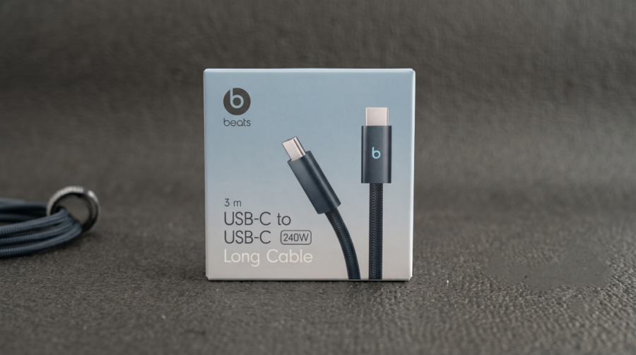 Câble USB-C de trois mètres pour recharger rapidement vos écouteurs Powerbeats Fit entre deux séances d'entraînement intensives.