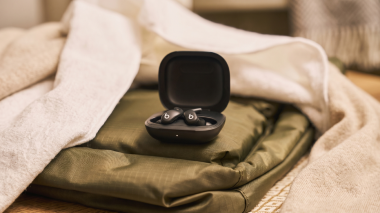 Le boîtier de charge ouvert des Powerbeats Fit, illustrant la recharge rapide et pratique de ces écouteurs conçus pour vos entraînements sportifs.